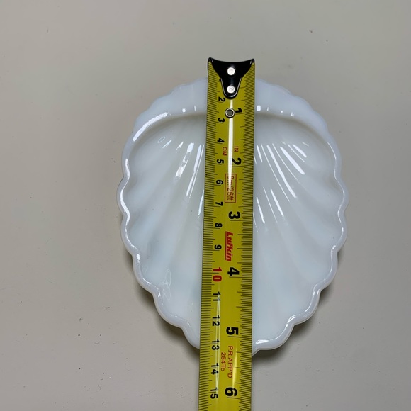 Delicate Shell Dish - Picture 3 of 4